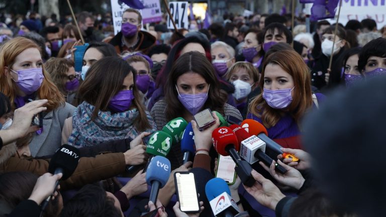 Montero defiende en la marcha de la Comisión 8M que «todo el mundo pueda ser quien es»