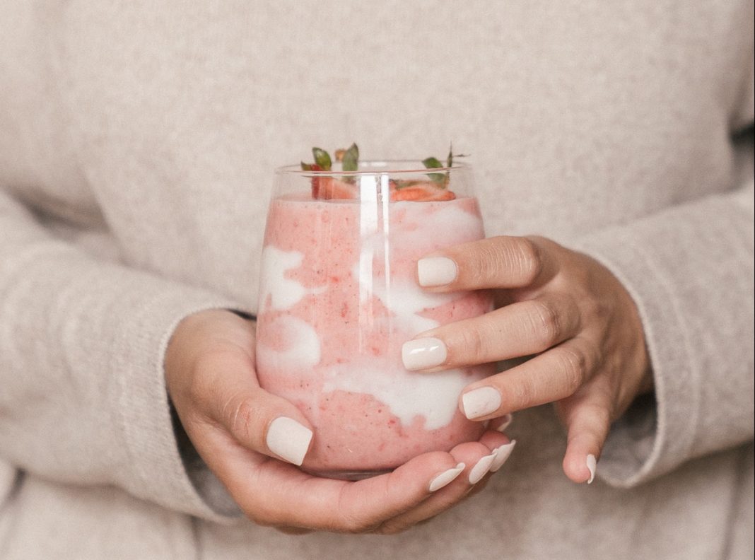 Mousse de frutos rojos: cómo hacerla ligera en solo 10 minutos