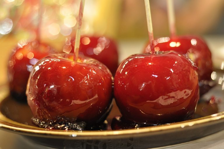 Piruletas de manzana: así disfrutas en casa del alimento típico en ferias
