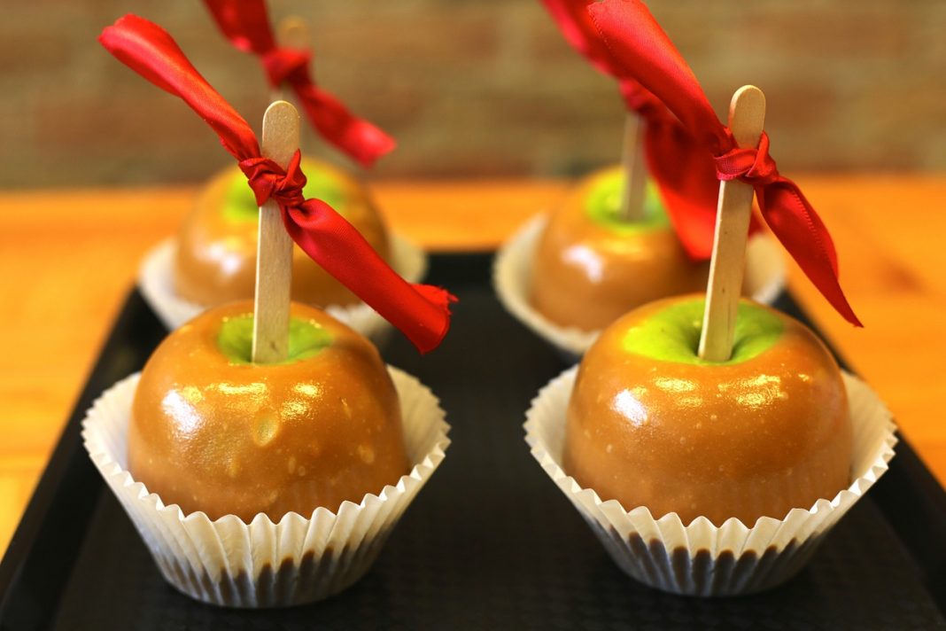 Piruletas de manzana así disfrutas en casa del alimento típico en ferias