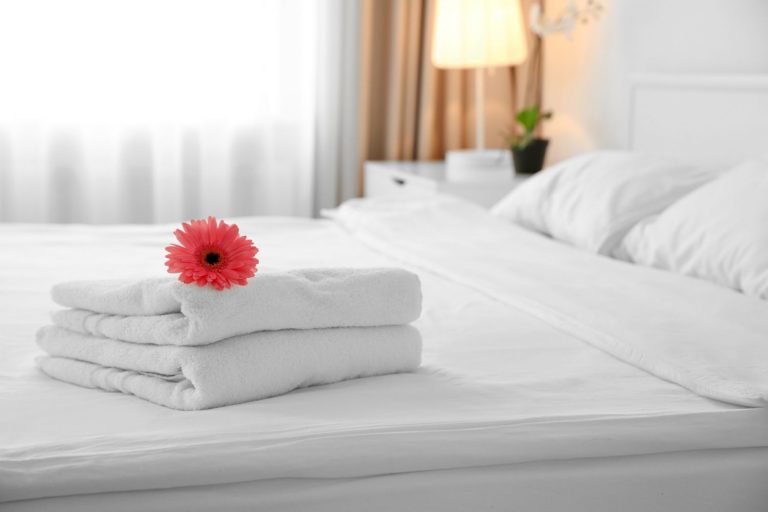 Por qué las sábanas de un hotel son blancas