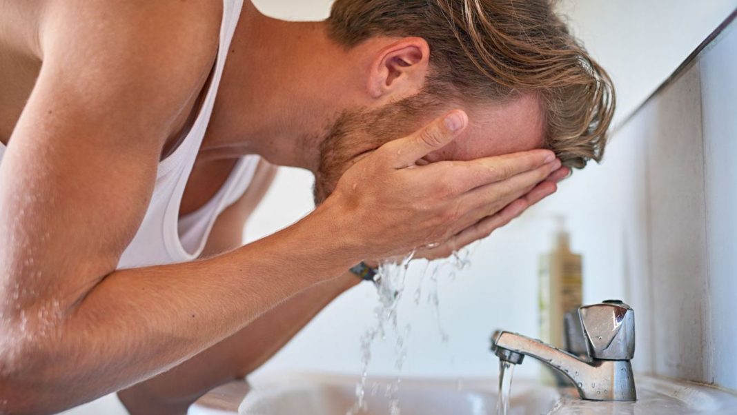 Por qué no debes lavarte con agua caliente la cara