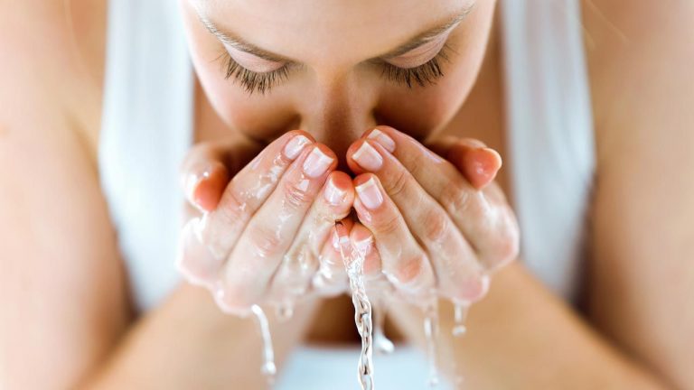 Por qué no debes lavarte la cara con agua caliente