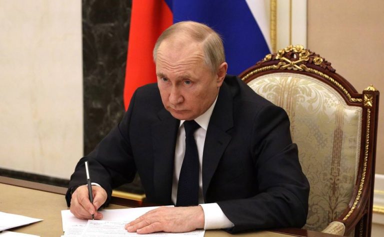 Putin firma el decreto que obliga a los países «hostiles» a pagar el gas en rublos