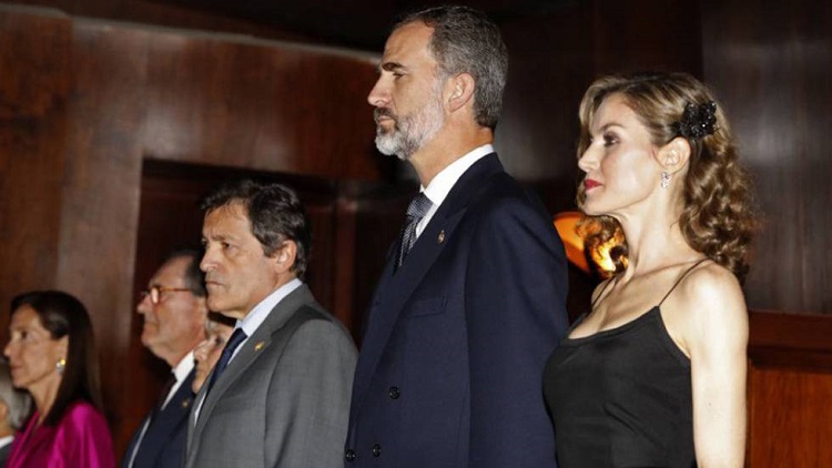 Escote Indiscreto Y Otras Prendas Que La Reina Letizia No Debería Utilizar