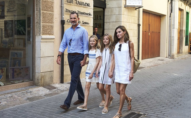 Escote indiscreto y otras prendas que la Reina Letizia no debería utilizar