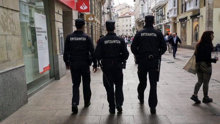 SOS Racismo lleva al Parlamento Vasco la denuncia por la «brutal agresión» de la Ertzaintza a una mujer migrante en 2018