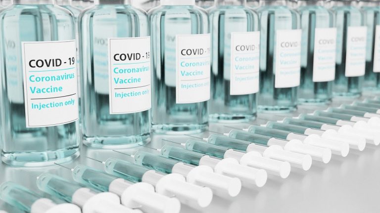 Salud por Derecho ve «descafeinado» el acuerdo para suspender temporalmente las patentes de las vacunas Covid-19