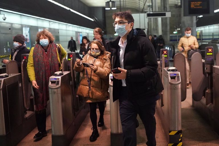 Sanidad notifica 56.633 nuevos casos de coronavirus y la incidencia sube ligeramente a 466 desde el viernes