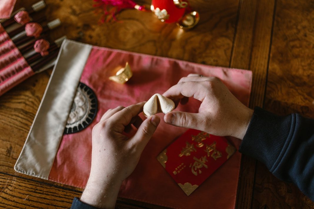 Sorprende a todos con unas galletas de la fortuna caseras con mensajes motivadores