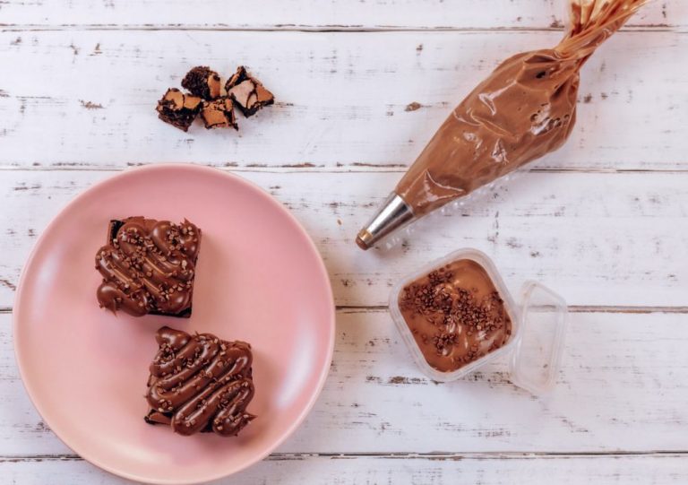 Sorprende en la mesa con estos brownies de tres chocolates