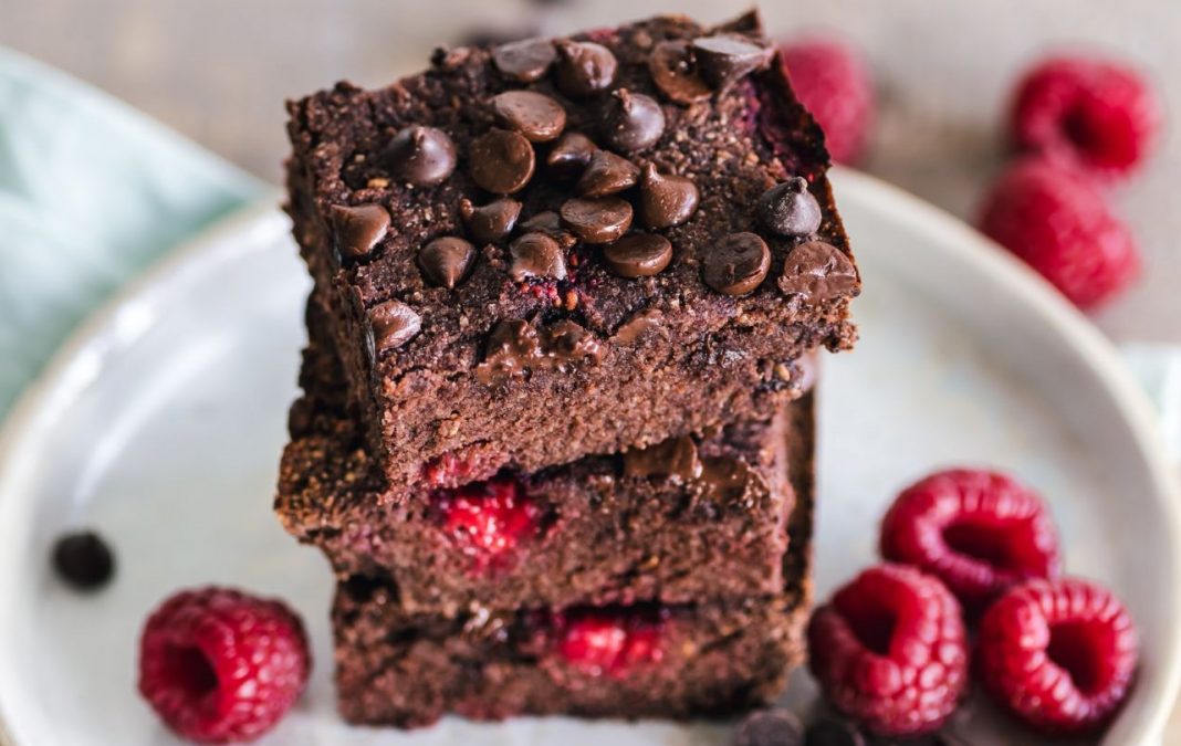 Sorprende en la mesa con estos brownies de tres chocolates