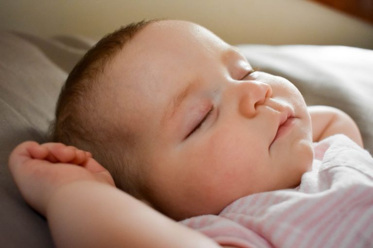 Todos los objetos que son un peligro para tu bebé en la cuna