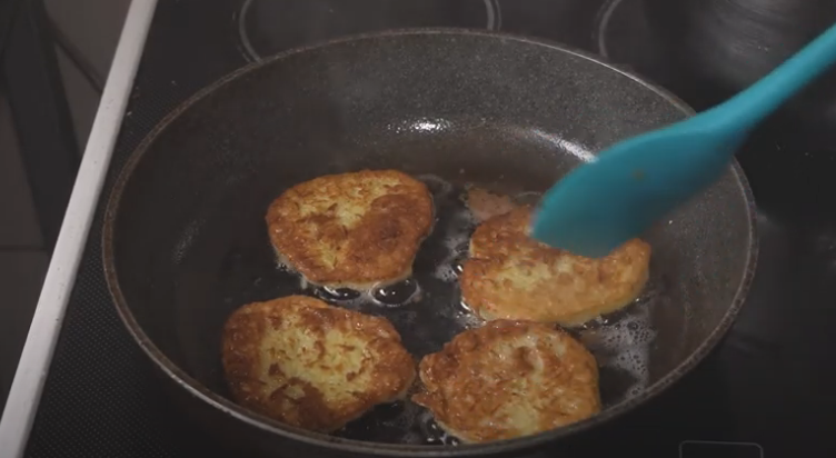 Tortitas de patata cómo hacer deruny, el desayuno típico de Ucrania