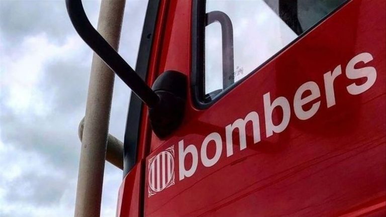 Un muerto y dos intoxicados por humo en el incendio de una nave en Sabadell