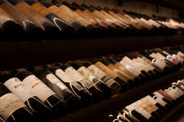 Una copa de vino: así debes tomarla para que te dé beneficios