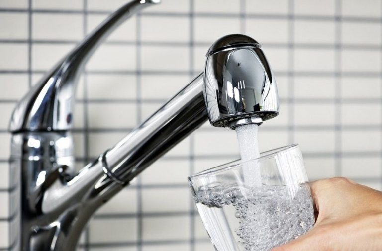 ¿Por qué lavar la cara con agua del grifo es peligroso?