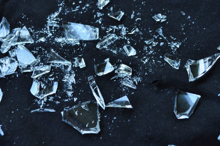 Cómo recoger los cristales del suelo para que no quede ninguno