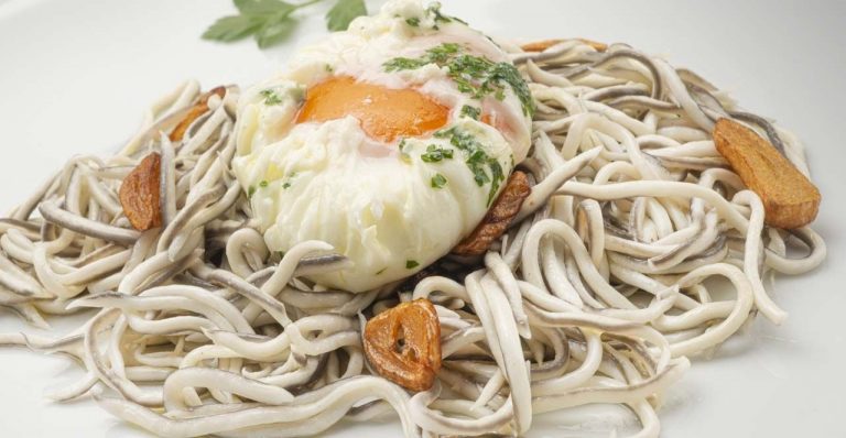 Las sabrosas gulas al ajillo de Arguiñano que puedes hacer en un minuto