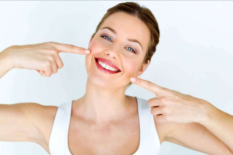 Corrales Dental realiza restauraciones estéticas a través de carillas de composite