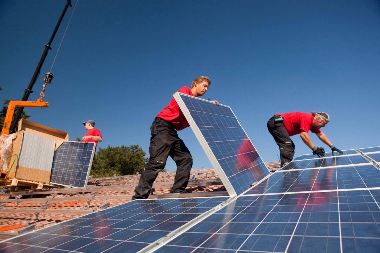 Placasolar.info destaca las subvenciones para la instalación de placas solares