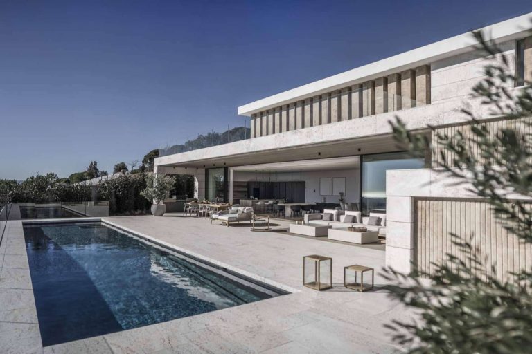 Villa Blue es una obra maestra creada por ARK Architects