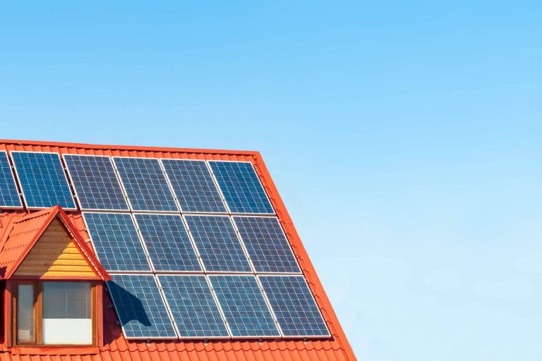 La instalación de placas solares es una buena solución para la subida de la luz