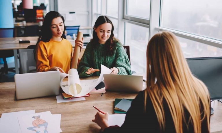Ayuda Universitaria, la academia de TFG que ofrece descuentos en sus tutorías