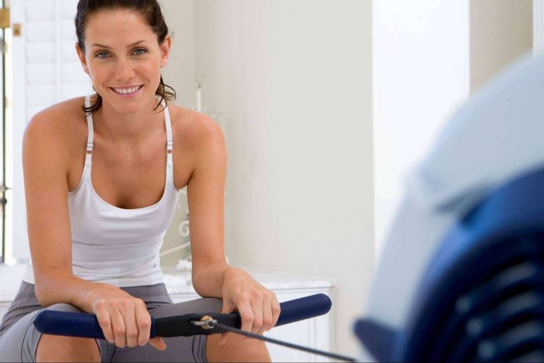Uno de los mejores ejercicios para mantenerse en forma a partir de los 40 es el remo, por Top Entreno