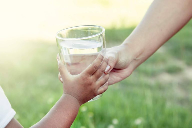 Instalar un filtro para potabilizar el agua no salina conlleva varias ventajas