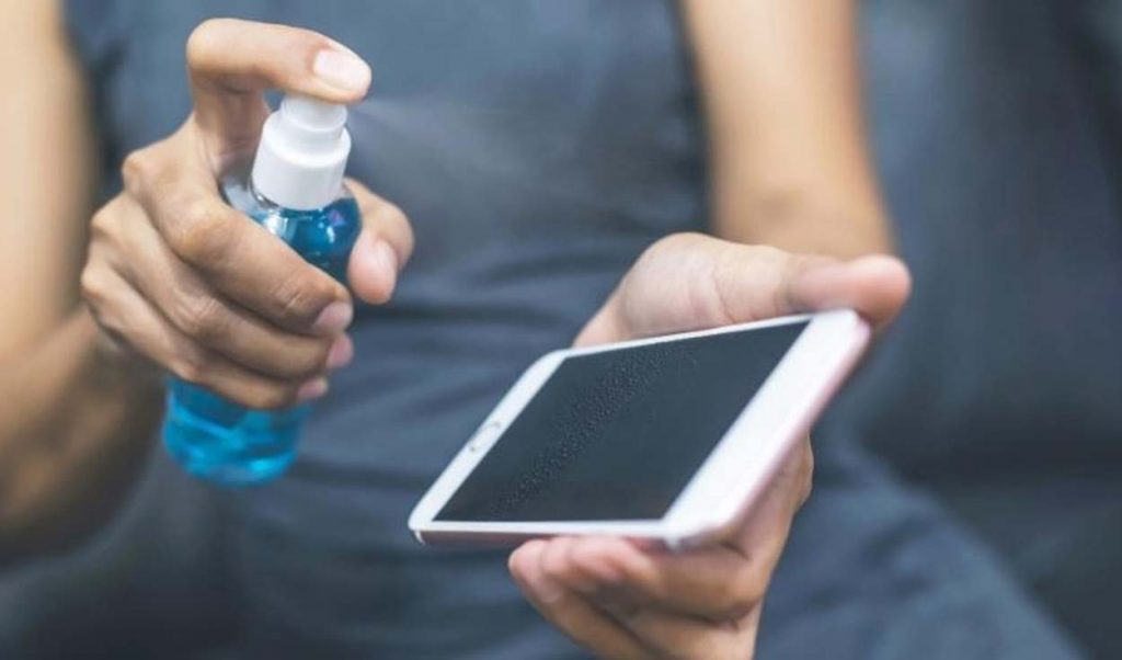 El producto que limpia la pantalla de tu móvil mejor que el alcohol y el papel higiénico