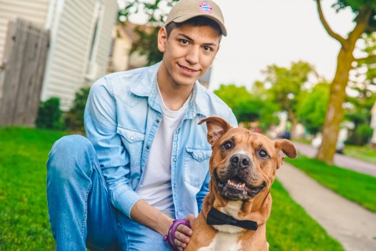 ¿Cómo hacer que el perro deje de saltar sobre las personas?