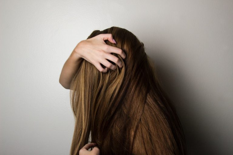 Así es como te tienes que planchar el pelo para no estropearlo