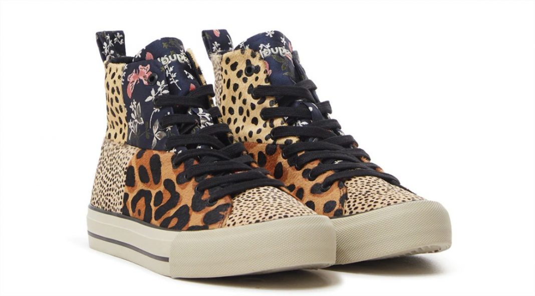 sneakers caña alta animal print desigual