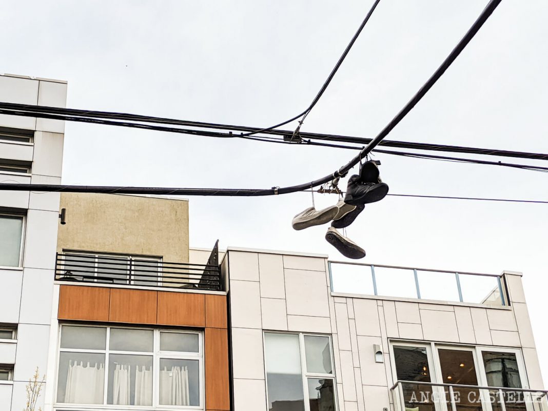 Qué significan las zapatillas colgadas en los cables de luz