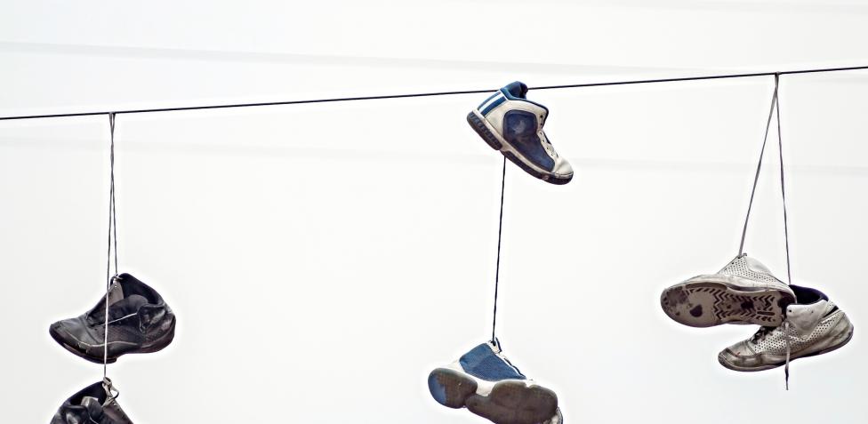 Qué Significan Las Zapatillas Colgadas En Los Cables De Luz