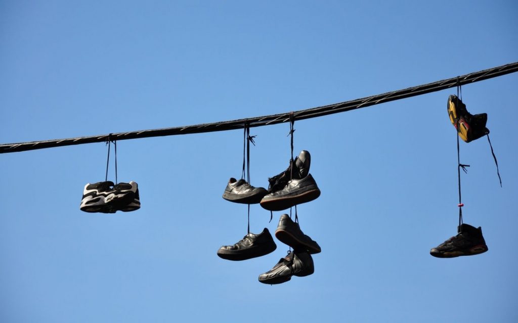 Qué Significan Las Zapatillas Colgadas En Los Cables De Luz