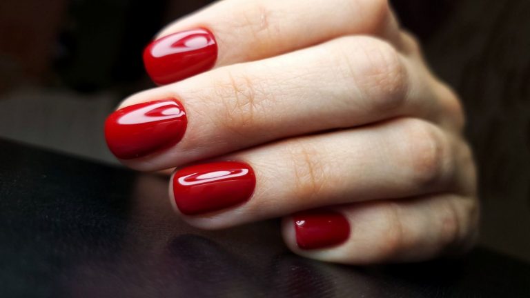 Este es el color de uñas que te hace ver las manos más delgadas