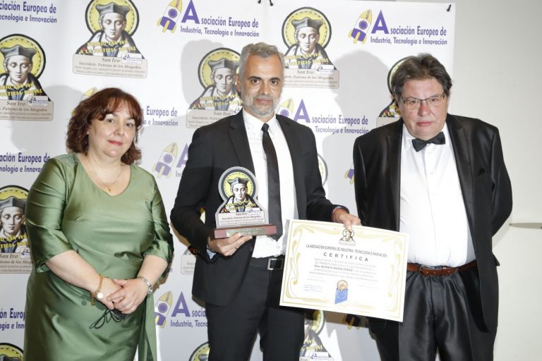 Vicente Marín Zarza recibe el premio San Ivo a la Justicia Social