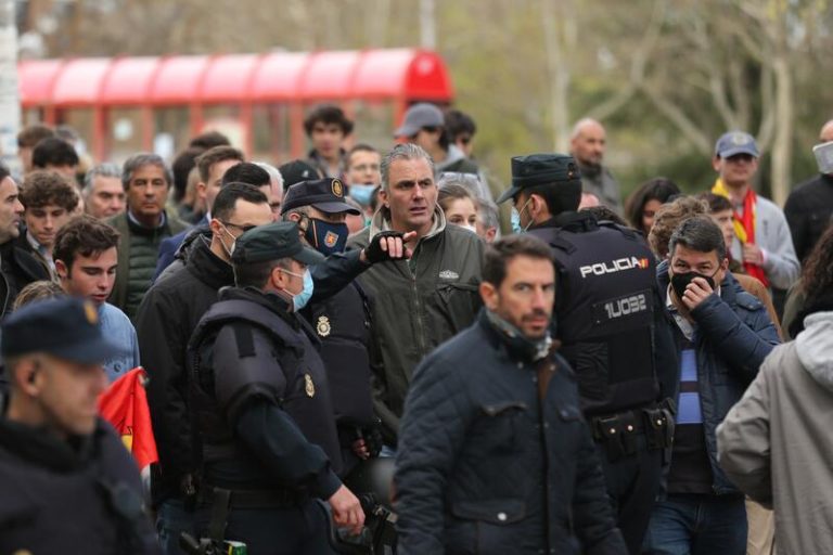 Ortega Smith reclama libertad de expresión en la Universidad Complutense en medio de un dispositivo policial