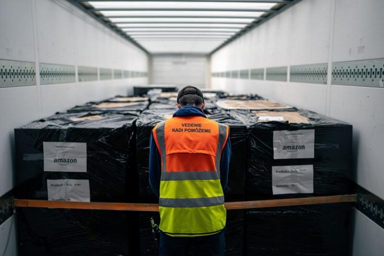 Amazon habilita en Polonia un centro de ayuda humanitaria para cubrir las necesidades de los refugiados