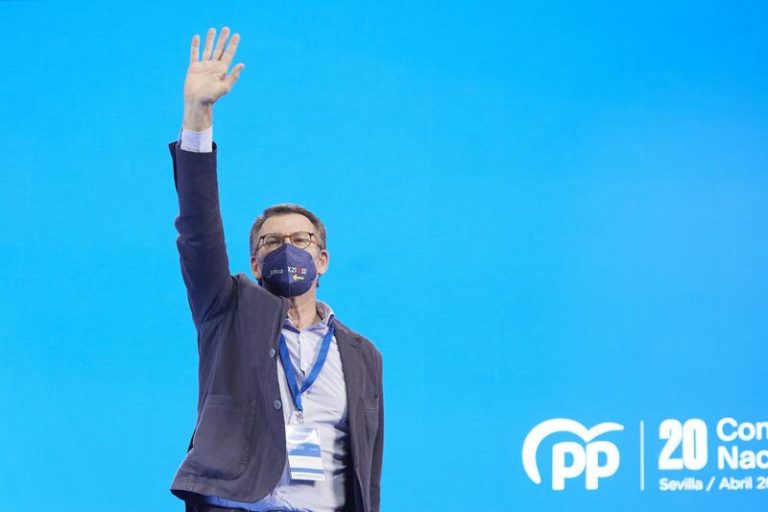 Feijóo da las gracias a Casado por sujetar la bandera del PP en  tramos del camino de «enorme dificultad»