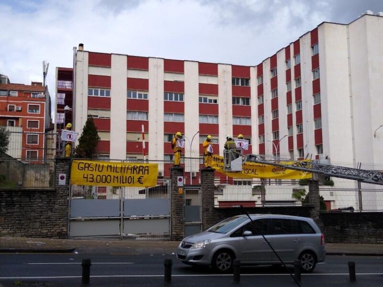 Identificados 4 miembros del KEM-MOC tras encaramarse y encadenarse a la verja del cuartel de Juan de Garay