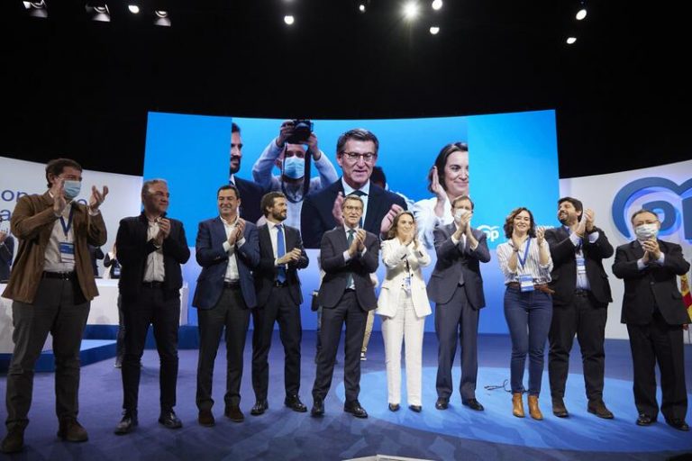 Feijóo, con Aznar y Rajoy de «referentes», pide remar juntos en un PP que «salga a ganar»