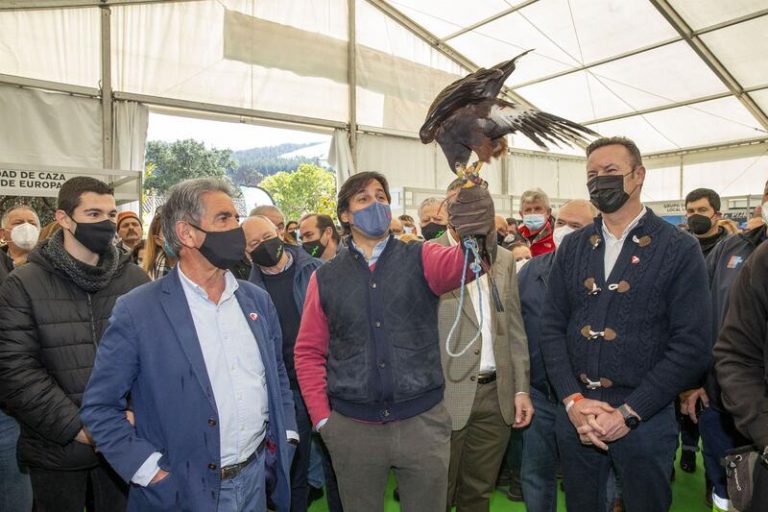 Revilla llama a «mantener el pulso» en la defensa de un modelo de gestión del lobo que «conviva» con la ganadería