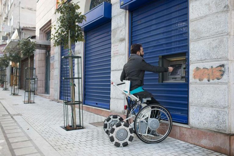 Una silla de ruedas eléctrica que eleva a su usuario como si estuviera de pie, finalista en los Premios Fundación Mapfre