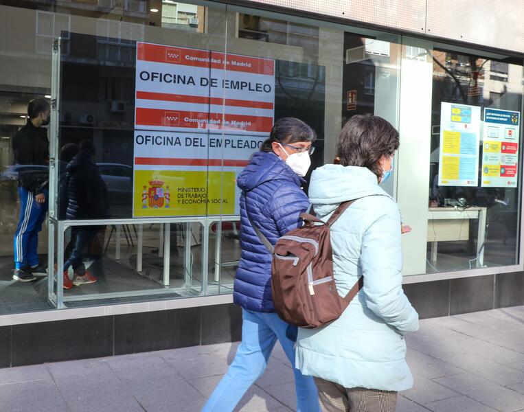 El paro sólo baja en 2.921 personas en marzo, pero los contratos fijos se disparan