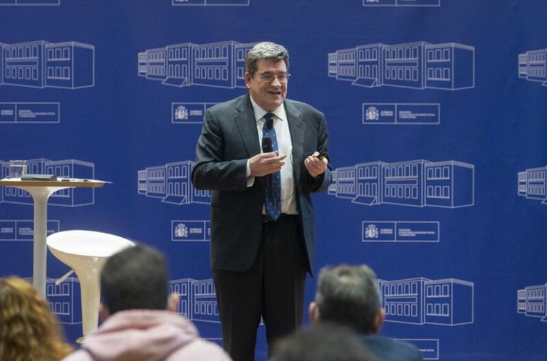 Escrivá destaca que continúa el dinamismo del empleo «pese a la guerra»