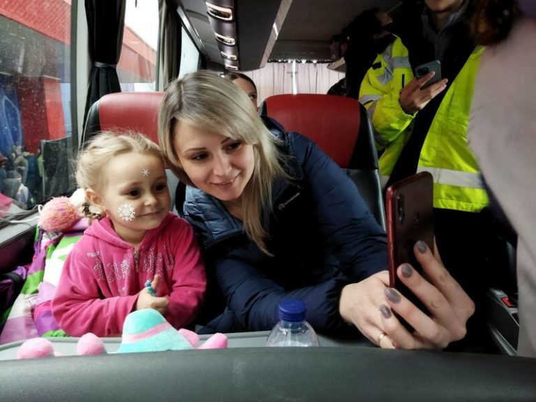 Juntos por la Vida trae 2 nuevos autobuses con 64 refugiados ucranianos desde la frontera con Polonia