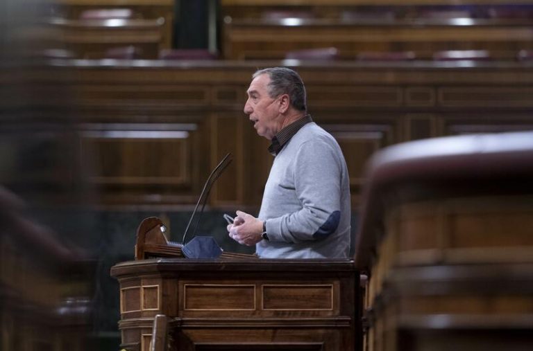 Baldoví «pone la mano en el fuego» por la «honradez» de Mónica Oltra